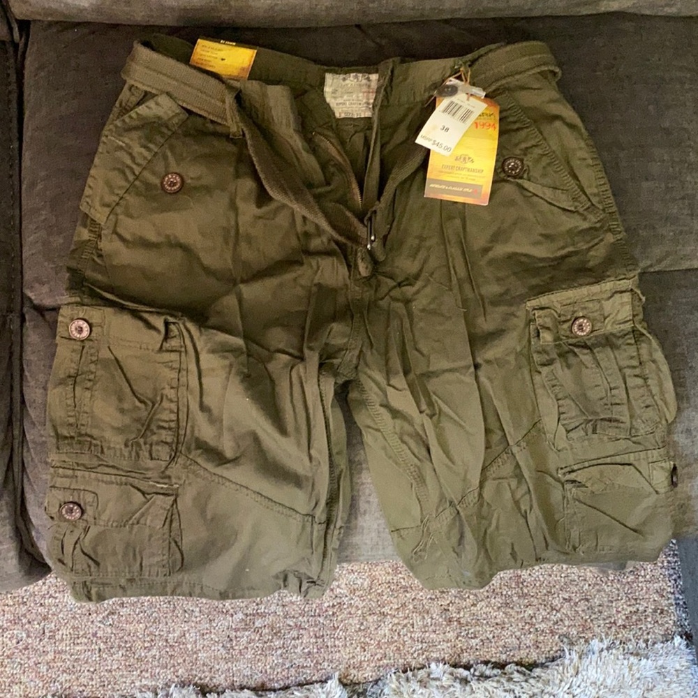 Men’s green cargo shorts